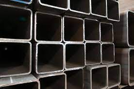 يتم تصنيع التيوبات المستطيلة المربعة الملحومة طوليا من الصاج الاسود بمقاسات مختلفة